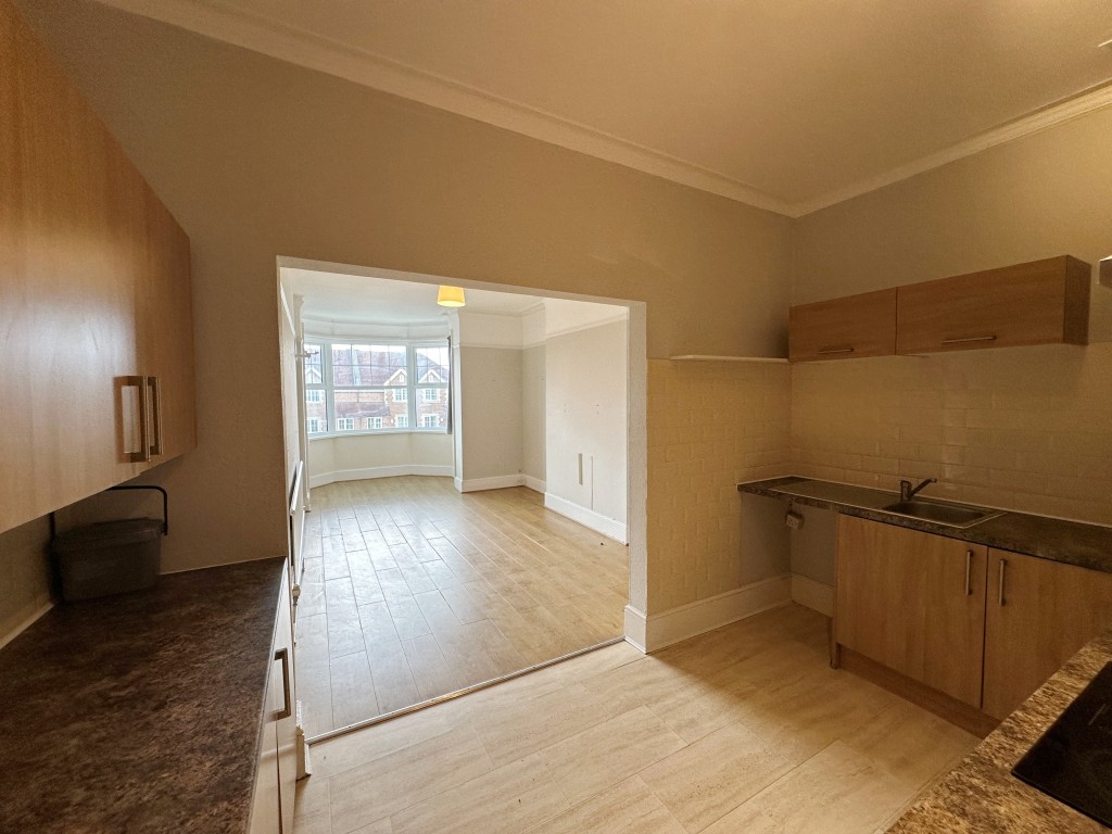 Lot: 57 - THREE-BEDROOM FIRST FLOOR FLAT WITH FRONT GARDEN & BALCONY - Kitchen and Living Room